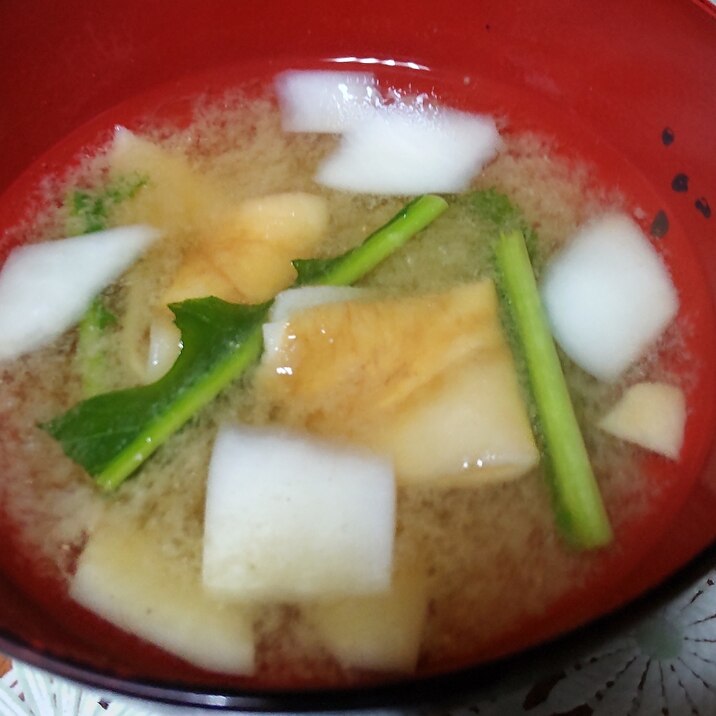 かぶの皮と葉と板麩の味噌汁